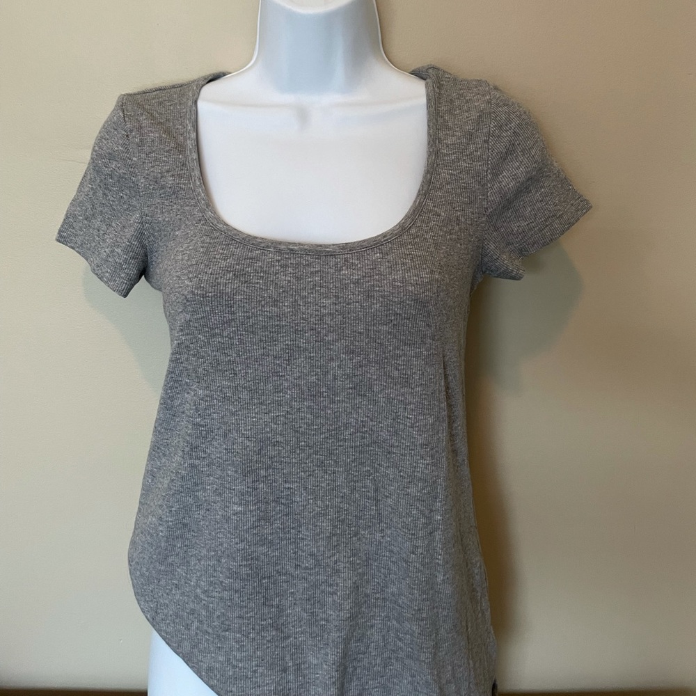 Old navy slim fit short sleeve t-shirt - size small